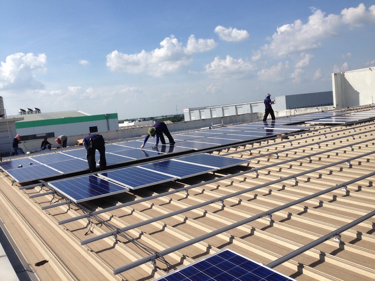 タイ立炭層屋根取付システムプロジェクト 350kw